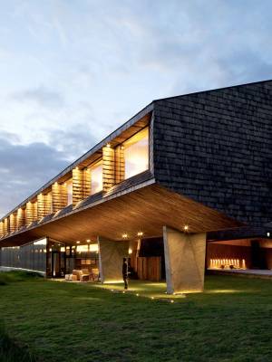 Enchanting Travels Chile Tours TierraChiloé_fachadanocturna_NSaieh