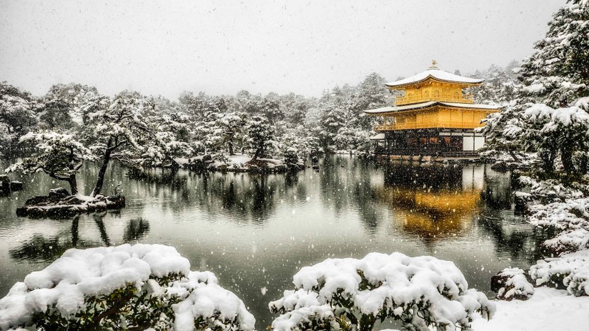 Enchanting Travels Japan Tours Kinkakuji with snowing and Lake Mirror