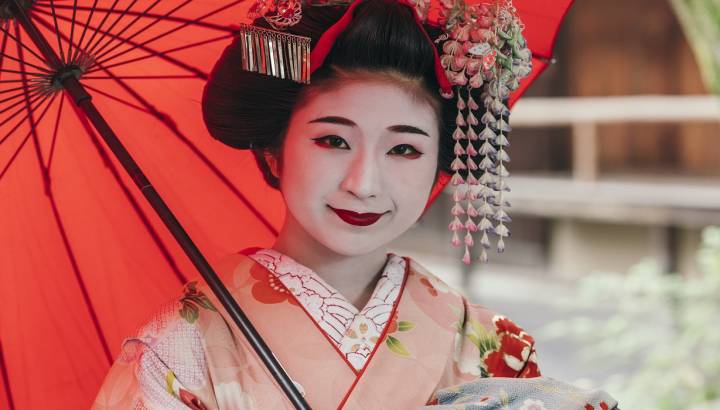 Enchanting Travels Japan Tours Portrait of a Maiko geisha in Gion Kyoto
