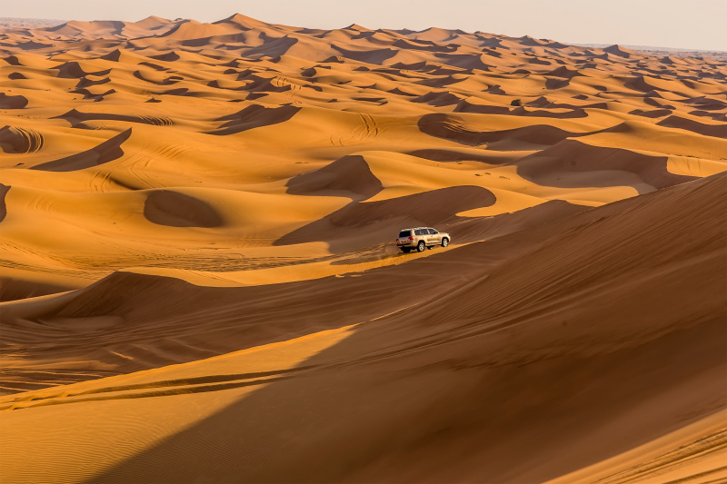 lone-vehicle-on-desert-safari-red