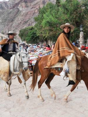 Gauchos zu Pferde in Purmamarca in der Provinz Jujuy Argentinien
