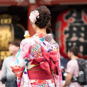Young-girl-wearing-Japanese-kimono-standing-in-front-of-Sensoji-Temple-in-Tokyo-Japan